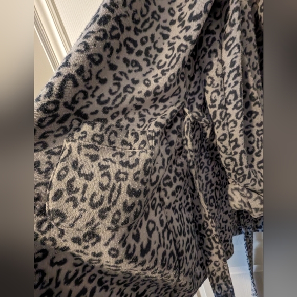 VS - Short grey leopard print fuzzy robe - Picture 6 of 6